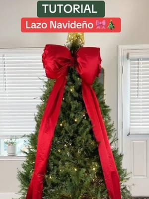 🎀 El SECRETO para un árbol de Navidad ESPECTACULAR está en los detalles... ¡Y ESTE LAZO lo tiene todo! ❤️😍🌟  Dale un toque mágico a tu decoración con este tutorial fácil. ¿Quién más ama esta temporada tanto como yo? 🙋🏻‍♀️🎄✨ Si la tela es más delgada, puedes rellena la con material de empaque para que le de ese efecto abombado 😍  Yo dejé la estrella 🌟 en el árbol 🌲, mi madre siempre dijo que la estrella tiene que ir si o si! Tú qué opinas, con o sin? 😄  @lorenaplacenciatv ❤️ #NavidadConEstilo #DecoraciónNavideña #LazosNavideños #ChristmasTreeInspo #chritmasdecorations #christmasdecor #bow #bowseason #christmas #christmastree