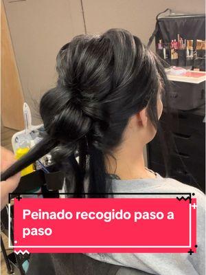 #peinadora #hairtutorials #bridalhairstyle #bridalhair #hairtutorialsvideo #peinado #peinados #peinadorecogido #updo #updotutorial #hairtutorial #tutorialdepeinado #hairclass #clasedepeinado #peinado #maquillajetutorial #maquillaje #maquillajedeojos #maquillajetips #tips #musthaves #must #messyupdo #canaletas #cardado #crepe #waflera #texturisingpowder 