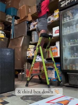 Always leave it to the shortest one at work to get things done — here’s my way of doing it✨ I promise no plastic cups in the boxes were harmed in the process of this… Just thought y’all would like to see my struggle 🥲 #fyp #hayleysbar #bartenderlifebelike #shortgirlsrule #gettingthingsdone #trending 