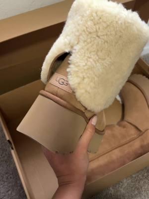 Run the cutest healed platform uggs.   And theyre versitile you can waer them so many ways! I am in love!!!!! #fyp #uggs #uggboots #uggseason #wintershoes #winterboots #girlsoftiktok #christmasgiftideas #christmasgiftideas #bootseason #cuteshoes #shoponline #shoptiktok #hual #nordstrom 