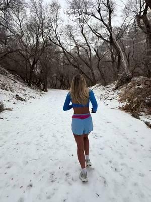 this no longer looks like hawaii😅 also the ground was so icy today! stay safe out there.. #runtok #runningcommunity #runvlog #runningclothes #runninginspiration @Brita Varney 