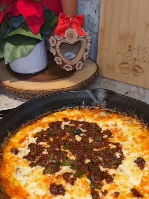 Hagamos un rico queso fundido 🧀🎄 perfecto para la cena navideña 😋  Ingredientes: •16oz chorizo de puerco •10oz queso Oaxaca •10oz queso Chihuahua •2 Chiles poblanos •1/4 cebolla Hornear a 400F por 4 minutos Broil/asar por 4 minutos (para dorar el queso) #vallartasupermarkets #quesofundido #mexicanfood #mexicanrecipes #recetasmexicanas #recetasfaciles  #mexicankitchen #artesanias #artesaniasmexicanas #mexicanmom #senoraera #recetasnavidenas #comidadenavidad #senoralife #aleregalado  #princesshouse