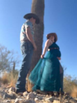 Behind the scenes of our maternity shoot 🌵 #westernmaternityphotoshoot #cowboycouple #pregnant 