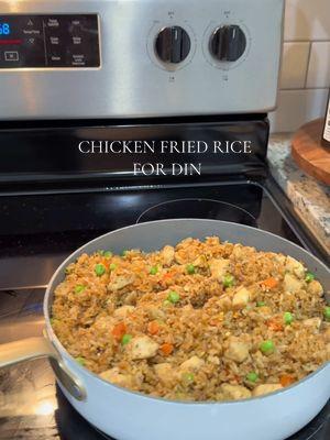 here’s your din idea for tn, my husband prepped the chicken for me🤪👩🏽‍🍳 #meettheseguras #cooking #cookingmama #friedrice #cookwithme #dailylife #mom #wife 