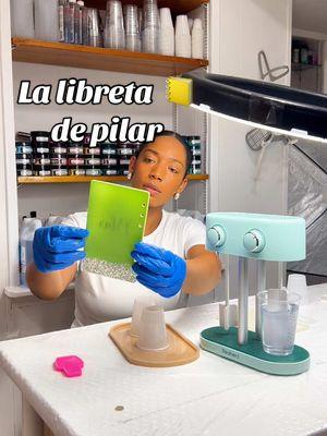 La libreta de Pilar , este es su regalo de Navidad 🎄🤩👋🏽🇺🇸🇩🇴  Somos Dominicanas y hacemos envíos en todo  santo Domingo y USA 🇺🇸 tenemos 2️⃣ sucursales. 🥰🤩👋🏽  Comenta LIBRETA y te paso mas detalles.  #bykeyshaleticia #keysurprise #resinartist #libretasenresina #libretas #agendas #agenda2025 