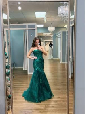 It's beginning to look a lot like PROM SZN! 🎄💚 - - #emeraldgreen #emeraldpromdress #greenpromdress #promdress #newarrival #promdressinspo #prom2025 #shopwithus 