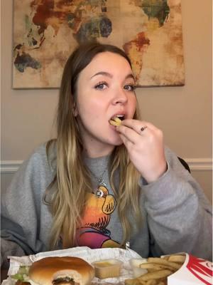 Have you ever had @Wendy’s cookies?? #eatwithkayla #wendyschickensandwich #spicychickensandwich #frosty #wendysmukbang #mukbang #eatlunchwithme 