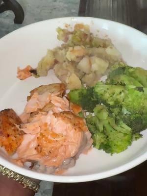 I still ate it doeeee #highproteinmeals #salmon #airfryersalmon #postworkoutmeal #rant #mealprep #food #blackgirlrecipes #blackgirlgymtok #GymTok #blackgirl 