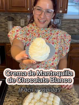 LA MEJOR CREMA PARA DECORAR TUS TORTAS!🎉 Si decorar pasteles te da miedo, ¡no te preocupes más! Esta crema de mantequilla con chocolate blanco es firme, estable y súper fácil de trabajar. La usé desde mis inicios en la repostería y nunca me falló! 💪🍰 Ingredientes: ✨ 400 g de mantequilla sin sal (a temperatura ambiente) ✨ 500 g de azúcar glass (tamizada) ✨ 1/4 de cucharadita de sal ✨ 2 cucharaditas de extracto de vainilla (yo usé vainilla clara, pero usa la que prefieras) ✨ 200 g de chocolate blanco (usa uno de buena calidad, ¡el sabor lo vale!) Procedimiento paso a paso 🥣 1️⃣ Bate la mantequilla por 5-7 minutos hasta que esté cremosa y esponjosa. 2️⃣ Agrega el azúcar glass y bate por 3 minutos más. 3️⃣ Incorpora la sal y la vainilla, raspa los bordes y bate por 2 minutos más. 4️⃣ Derrite el chocolate blanco (microondas o baño maría), enfríalo a temperatura ambiente y agrégalo a la mezcla. Bate por 2 minutos más. Si te queda muy suave, refrigérala 15 minutos y bátela de nuevo. ¡Lista para usar en pasteles, postres e incluso galletas! 🍪✨ Lo mejor de esta crema es que puedes personalizarla con chocolate oscuro, Nutella, mermeladas y más. ¡Deja volar tu creatividad! 🚀 📢 GUÁRDALO y COMPÁRTELO con quien necesita esta receta en su vida. No hay excusas para no hacerla. ¡Tus pasteles se verán PRO! 🍰💪 🔽 COMENTA: ¿Con qué sabor personalizarías esta crema? Xoxo, Alexa ✨ #recetasfaciles #cremademantequilla #buttercream #reposteriacreativa #americanbuttercream #decoraciondepasteles #pasteleriacasera #tipsdereposteria #hechoconamor❤ #viral #Postres #cocinacreativa 