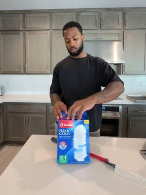 Get your air vents dusted and elevated using the #OCedarFlexandCatch! Just in time for the holidays and guests coming over for the seasonal festivities, too🎄 @seanjonesjr_ #OCedarClean