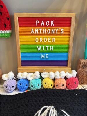 Pack an order with me for Anthony in Utah #packanorder #snood #handmadecrochet #crochetsnood #wednesdayaddams #crochet 