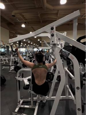 back gains 🦍 ig:cristvl_ #backgains #gymmotivation #backworkout #gymgirl #fitnessmotivation #latpulldown #GymTok 