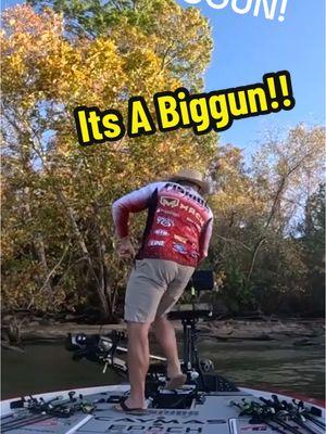 Hooked up with a BIGGUN 2 minutes into tourney day!! Got me so excited!🤣 #nordbye #fishingwithnordbye #nordbyefishing #fishing #bassfishing #bigbass #lake #lakelife #water #boat #boating #boatlife #bassboat #godisgood #flipping #sunset #fish #fisherman #angler #rippinlips #garminlivescope #thumpgel 