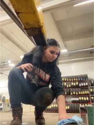 Just cleaning my lift on a monday #autotech #mechanic #independentshop #autoshop #automotive #femalemechanic #girltech #technician 