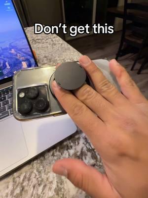 I thought i would give the Oh Snap a try and i very much dislike it. I thought i would like it and it would make my life easier but…nope  #ohsnap #popsocket 