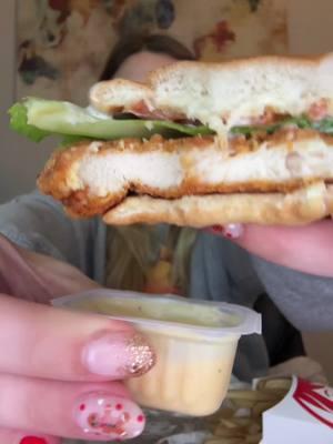 Whats your fav thing at @Wendy’s #eatwithkayla #notalkingmukbang #notalkinjustmunchin #wendyschickensandwich #spicychickensandwich #wendysmukbang #worklunch #mukbang 