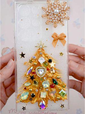 Shining Golden Christmas tree! 🎄✨✨ #decoden #decodenphonecase #creamglue #nailmix #handmadecraft #DIY #diytutorial #custom #diyphonecase #christmas #christmasphonecase #gemstone #rhinestones #foryoupage #kosbling #kosblingboutique 