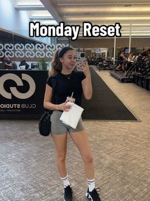 after a busy weekend i needed this monday reset to get me back in track 🤍✨ #mondayreset #workoutwithme #reboundclass #grocceryshopping #dayinmylife #spendthedaywithme #mondayvlog #diml 