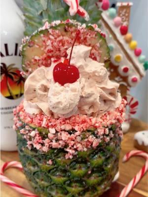 Candy cane  Peppermint Piña colada 🍹Navideña.#candycanepiñacoladanavideña#candycane #piñacolada #recetanavideña #recetastiktok #foryourpage #tiktoknavidad🎄🎄 #🍹#🍍#🪅#delicious #sweetdrink #yococinoparamif💙 #fypage 