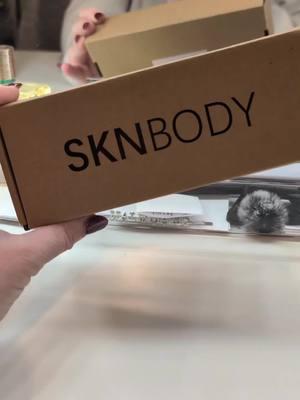 thank you so much @SKNBODY for sending me this product!! I can't wait to actually use it on my face after pregnancy! It was really cool to see it identify the "hairs" on the kiwi.  #sknbody #sknbodyhairidentifierspray #hairidentifier #sknbodyset #skincare #skincareproduct #skincaretips #tiktokshopbeautyfinds #tiktokshopfinds #tiktokshopmusthaves 