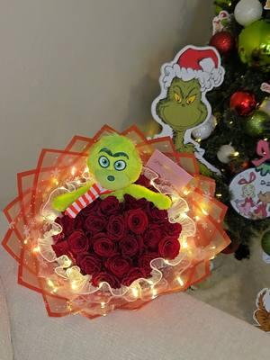 Grinchmas bouquet 💕❄️ . . . . . . . . . . . . . ..#perfectsurprisesnc #parati #explorepage✨ #explore #ramosbuchones #ramosbuchones #roses #roses #pinkrose #pinkroses #merrygrinchmas🎄🎁 #ramosdenavidad #grichbouquet  #christmasbouquet #cindylouwho #chindyloubouquet #grinchmas #feliznavidad #christmasbouquet#mama 