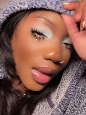 i tried the icy makeup look ❄️🥶. #icymakeup #coldmakeup 