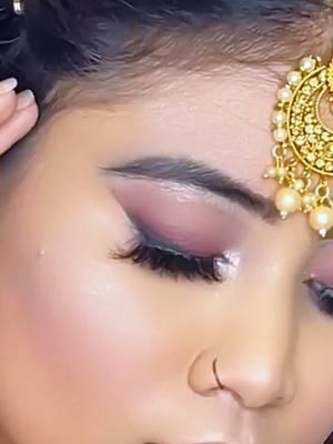 Its a very old makeup video😄Aghe ami video edit kora jantam na so jar karone beshi zoom oigeslo😩 but nonetheless i loved this look😍💞 #somkeyeye #usbdtiktoker🇺🇸🇧🇩 #desimakeupartist #foryoupage #foryou #sabina98 #fypシ゚viral #makeuptutorial #pinkeyeshadow #eyeshadowtutorial #fullfacemakeup #olddraft #sajnavesajna 