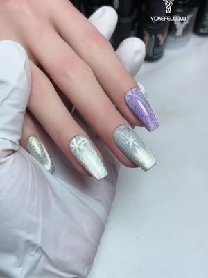 Snowflakes on wide cat eye gel polish #yokefellow #nails #nailart #manicure💅 #nailinspo #nailtutorial #naildesign #nailtech #cateyenails #cateyegel 