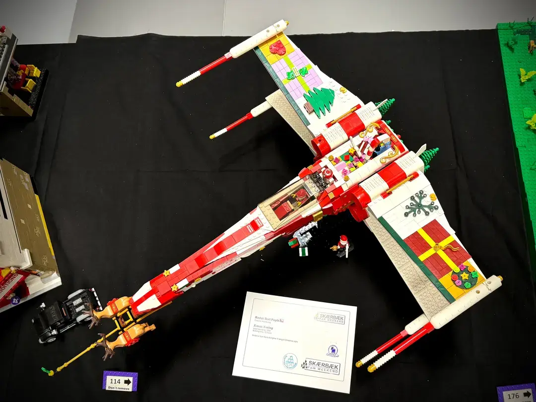 X-mas X-wing built by Radek Bart Popik, on display at Skaerbaek Fan Weekend in September 2024. #NeedMoBricks #LEGO #XWing #Skaerbaek2024 #SkaerbaekFanWeekend #LEGOStarWars #LEGOChristmas #AFOLCommunity #AFOL