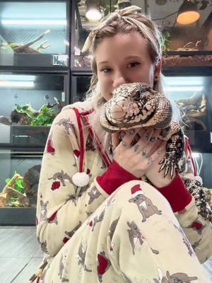 The perfect Tegu 🤌🏼 Morpheus is such a gentle giant. I couldn’t ask for a better behaved guy💜 #reptile #lizard #exoticpet #morpheus #fyp #tegu #pet #motherofdragons #foryou 