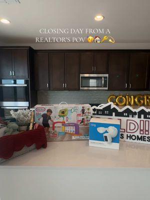 I was basically sprinting because I didn’t want them to walk in on me setting up LOL 🏃🏻‍♀️🏃🏻‍♀️ Such an amazing day!! So happy for my buyers 💝 #closingday #realtor #azrealtor #gilbertrealtor #newbuildrealtor #newconstructionrealtor #newbuild #newconstruction #homeowner #buyer #seller #chandler #mesa #fyp