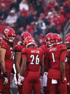 Captured the energy and excitement of the UofL football game 🎥🏈 Grateful for this amazing opportunity and looking ahead to even bigger goals next year. One day… the NFL! 📈 #UofLFootball #SportsVideography #FilmingDreams #OnTheRise #cultivatingperception #dantanasmith #louisvillevideographer #louisvillevideography #videographer #videography #louisville #videooftheday #uofl #cardinals #ncaa #CollegeFootball #bts