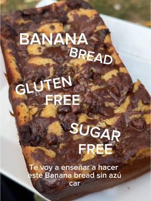 #bananabread saludable🍌🍫 -2 bananas maduras -2 huevos -1 taza de yogur griego (puedes usar de vainilla o plain) -1/2 taza de aceite de oliva o mantequilla -1/2 taza de miel  -1 1/2 taza de harina común ( si ves la mezcla muy líquida le echas un poco más )  -1/2 cucharadita de bicarbonato de sodio -1 cucharadita de polvo para hornear -1 cucharadita de canela y de vainilla  -1/2 taza de chispas de chocolate sin azúcar Precalienta el horno a 350° F  Mezclas todo como te muestro en el video y listo! Si tienes alguna pregunta comenta aqui con gusto te respondere ♥️🍫#bananabreadrecipe #recetasfaciles #postresaludable #postesinazucar #healthyrecipes #tortadebanana #tortasinazucar  #glutenfreerecipes #sugarfreedessert #healthydessert 