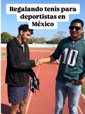 Regalando tenis para deportistas en México ❤️🙌🏽🙏🏻🎁 Hoy Ricardo fue el primero y un gusto en conocerlo, Que dios los bendiga siempre ❤️ #fyp #usa🇺🇸 #jimarin #sinaloa🍅 #sinaloense #deportista 