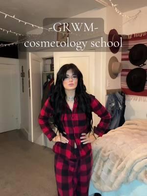 Boredom is getting the best of me #cosmetologyschool #cosmetology #allblackoutfit #cosmo #cosschool #hair 