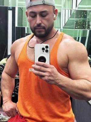 #gym #gymmotivation #chestworkout #beared #bearedmen #musclebears #muscledaddy #vanquish #vaquero #barbones #mexico #barbonesmexico #barbonesycabrones #barbonesygorditos #barbonesguapos 