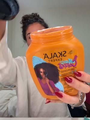 trying Skala brazillian hair cream! 🌺 #curlyhair #curlyhairstyle #curlyhairroutine #brazil #brasil #brazillian #brazillianhair #skala #curlyhairtrend #grwmgirl #foryoupage #fyp #fypppppppppppppppppppppp #xybzca 