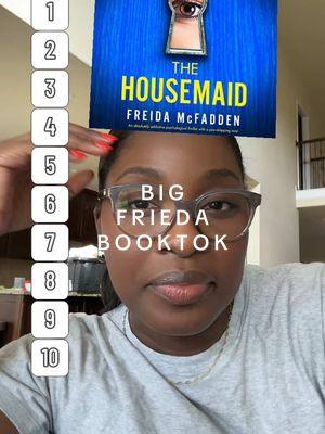 Big Frieda’s pen is crazyyy 🤣 There’s more of her books that are not on this list- any recs? #BookTok #friedamcfadden #bigfreida #thrillerbooks #blackgirlsread #blackgirlsreadtoo 