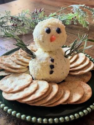 Muñecos de nieve ⛄️ de quesito Perfectos para el frío de New Jersey jaja Y DI TE GUSTAN ESTE TIPO DE RECETAS NAVIDEÑAS COMENTA LIBRO Y TE ENVÍO TODA LA INFO DE MI NUEVO LIBRO DE RECETAS PARA LAS FIESTAS! Con 102 recetas especialmente seleccionadas!! No te lo pierdas. Disponible en versión ebook y libro físico tapa blanda y tapa dura .🎄🎄🎄⛄️⛄️⛄️⛄️ INGREDIENTES  2 quesos untables de 150g (5.3 oz) cada uno yo usé estos saborizados  Queso rallado c/n  1 palillo 1 Aceituna negra para los ojitos y botones  Un triangulito de zanahoria para la nariz  Romero para los brazos  Galletitas saladas (crackers) #newjersey #nj #latina #latinomom #newyork #recetas #delicioso #frio #ideas #navidad #fiestas 