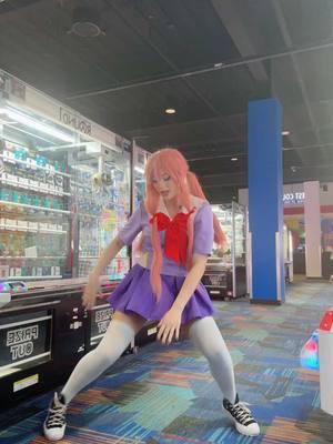 yuno goes to the arcade 🤩 #yunogasai #futurediary #futurediarycosplay #yunogasaicosplay #cosplayer #cosplaydance #fyp 