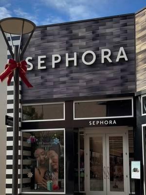 Who else is last minute gift shopping?! 🫣 Picked up some cute, affordable gifts at @stanfordshoppingcenter! @The Mall has it all! 🎁 #MerryAtTheMall #MerryAtSimonMalls #MeetMeAtSimonMalls #Holidayswithsimon #Shopatsimon #Simon #Sephora #UrbanOutfitters #Sponsored