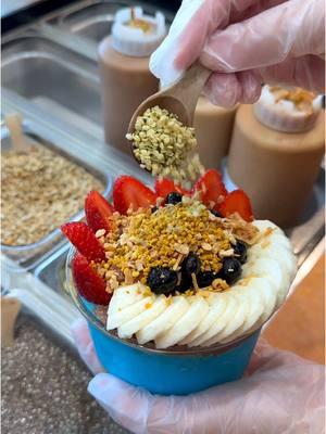 Who doesn’t love a little extra crunch? 🥣💪 Add an extra scoop of granola to your acai bowl for that perfect mix of flavor, fiber, and fun! 🍓🏝️ Swing by Island Bodega today—we’re open until 10PM! ⏰✨ #islandbodega #chiapudding #chía #acaibowls #bluefood #breakfasts #freshfruits #healthybreakfastclub #freshingredients #cerritos #granola #granolabreakfast 