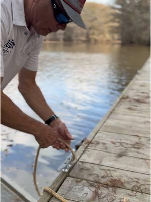 captain Danny from Mudport Taylor Island giving some basic tips on tie knot #fyp #knot #caddolake #uncertaintx #captain #rope #tieknot #lake #gatortraxboats #boat 