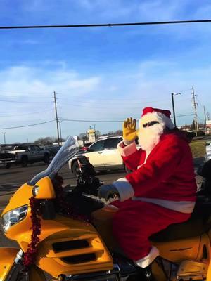 Santa on motorcycle🎅🏻🎅🏻🎅🏻####CapCut ##xuhuong #foryoupage #viral #lyrics #foryou #trending #learnontitkok #xuhuongtiktokk #trend #santa #merry #motorcycle #stress #dayton #tiktokgiaitri 