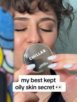 AND she’s pocked-sized 🤧🩷 i’ve had this for a minute and she has NEVER let me down @CHILLAB #makeup #makeuphacks #oilyskin #oilyskinmakeup #matte #chillab #makeuprecomendation #newmakeup #stockingstuffers 