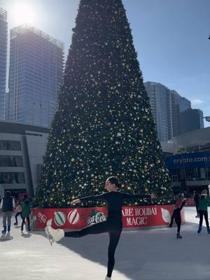 🎄🤍 #figureskating #fyp #christmas #iceskatingtiktok #skating #iceskater #skates #winter #christmastree #losangeles #lalive #foryou #fypシ゚viral #viralvideo #blowthisup #blowup #xyzbca #abcxyz #trend #trending #outdoorrink #outdoorskating #figureskatingtiktok 