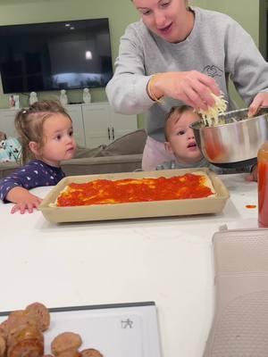 Lets make pizza at home with my two year old twins #twinmom #toddlertok #twintoddlers #toddlerlife #kitchengadgets #susteas #cookwithus #blackfriday 