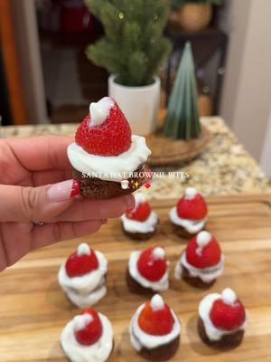 christmas day dessert idea 🎅🏻✨ #BakeWithMe #brownies #santahatbrownies #fyp #christmasdessert #brownierecipe #december #christmassweets 