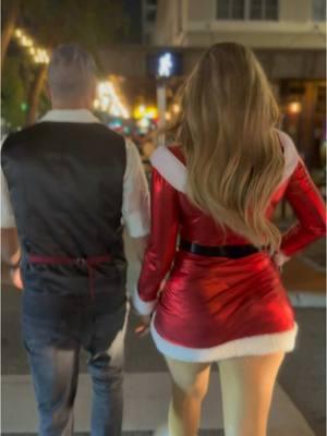 Who knew Mrs Claus had so much back.  . . . #mrsclaus #hotmrsclaus #hotsanta #holidate #sexymrsclaus #peaches 