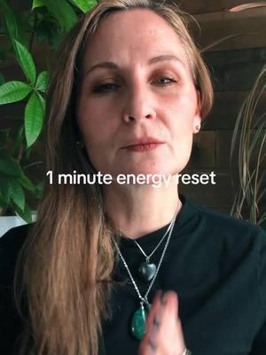 what do you guys like best, the pulling of energy like in the beginning or the gathering of energy (around 27 seconds)? how about the enlarging of energy (around 49 seconds)? 🖤 #energywork #energyhealing #energysession #reset #Love #light #guidedhandshealing 